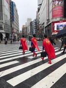 都内に出没した「リアル左江内氏」の様子。