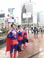 都内に出没した「リアル左江内氏」の様子。