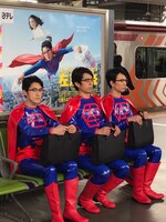 都内に出没した「リアル左江内氏」の様子。