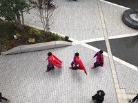 都内に出没した「リアル左江内氏」の様子。