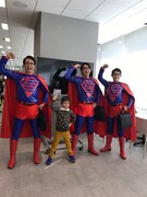 左江内もや夫役の横山歩と、「リアル左江内氏」。