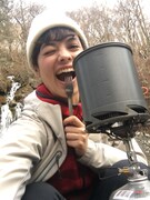 映像で仲川希良が演じる日々野鮎美。