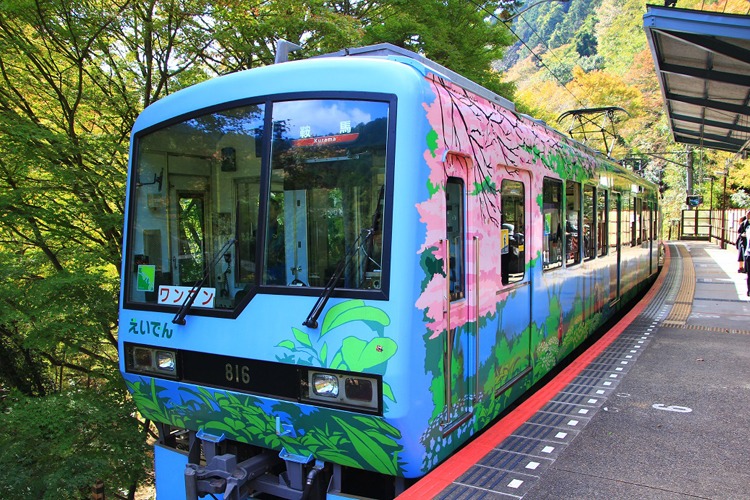 叡山電車「こもれび」外観の写真。