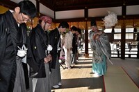 下鴨神社の神主にご祈祷を受ける出演者とスタッフ。