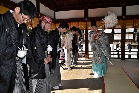 下鴨神社の神主にご祈祷を受ける出演者とスタッフ。