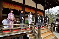 「『有頂天家族2』成功祈願！下鴨神社 糺の森たぬきの集い」の様子。左から能登麻美子、櫻井孝宏、間島淳司、森見登美彦、吉原正行監督、堀川憲司プロデューサー。