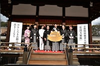 「京都特別親善大使」任命証の授与の様子。左から能登麻美子、櫻井孝宏、間島淳司、門川大作京都市長、堀川憲司プロデューサー、森見登美彦、吉原正行監督。