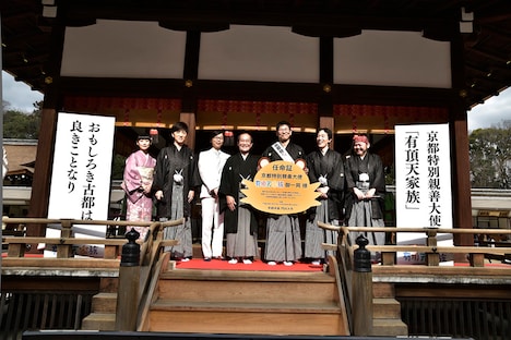 「京都特別親善大使」任命証の授与の様子。左から能登麻美子、櫻井孝宏、間島淳司、門川大作京都市長、堀川憲司プロデューサー、森見登美彦、吉原正行監督。