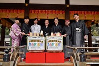 イベントでは鏡開きも行われた。左から能登麻美子、櫻井孝宏、間島淳司、門川大作京都市長、森見登美彦、吉原正行監督、堀川憲司プロデューサー。