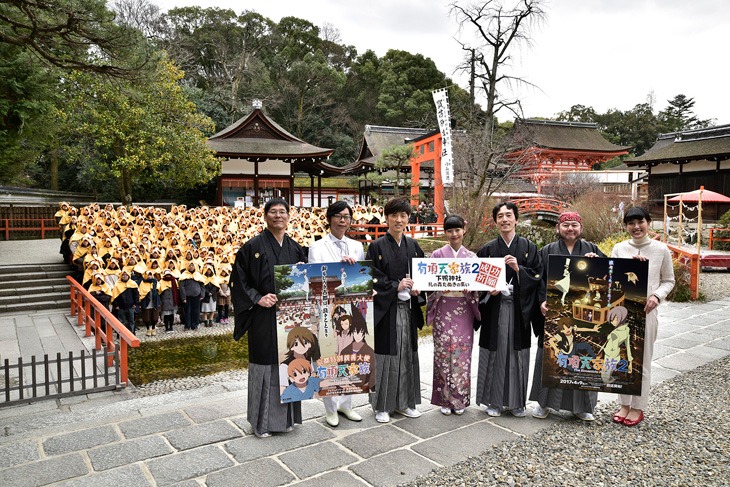 「『有頂天家族2』成功祈願！下鴨神社 糺の森たぬきの集い」の様子。御手洗池にて「モフモフたぬきポンチョ」をまとった“たぬきたち”と記念撮影が行われた。