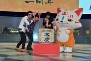 鏡開きの様子。左から板垣奏太郎、花澤雄太プロデューサー、でじたろうプロデューサー、おっきいこんのすけ。