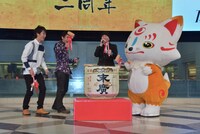 鏡開きの様子。