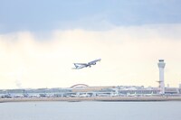 船内からは東京湾の景色が一望でき、タイミングがよければ羽田空港の飛行機が離着陸する姿を観ることができる。
