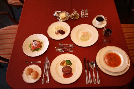 クルージングパーティー「黒執事 CRUISING PARTY ～その執事、出航～」にて提供されたフレンチフルコース。