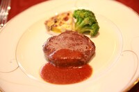 「厳選ビーフの銃火器グリル ファントムハイヴ領で採れた季節の野菜添え マスタードソース ハウスメイドの焼きたてパン」