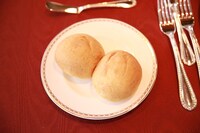 「厳選ビーフの銃火器グリル ファントムハイヴ領で採れた季節の野菜添え マスタードソース ハウスメイドの焼きたてパン」