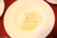 「執事セバスチャンのおもてなし サーモンとモッツァレラのセルクル仕立て」