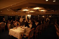 船内でフレンチフルコースを楽しむ来場者。