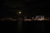 船内から一望できる東京湾の夜景。