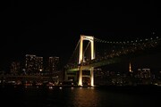 船内から一望できる東京湾の夜景。