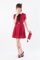 アイテムを着用したモデル。