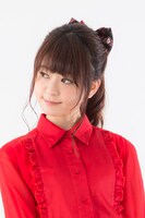 アイテムを着用したモデル。