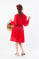 アイテムを着用したモデル。