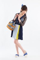 アイテムを着用したモデル。