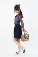 アイテムを着用したモデル。