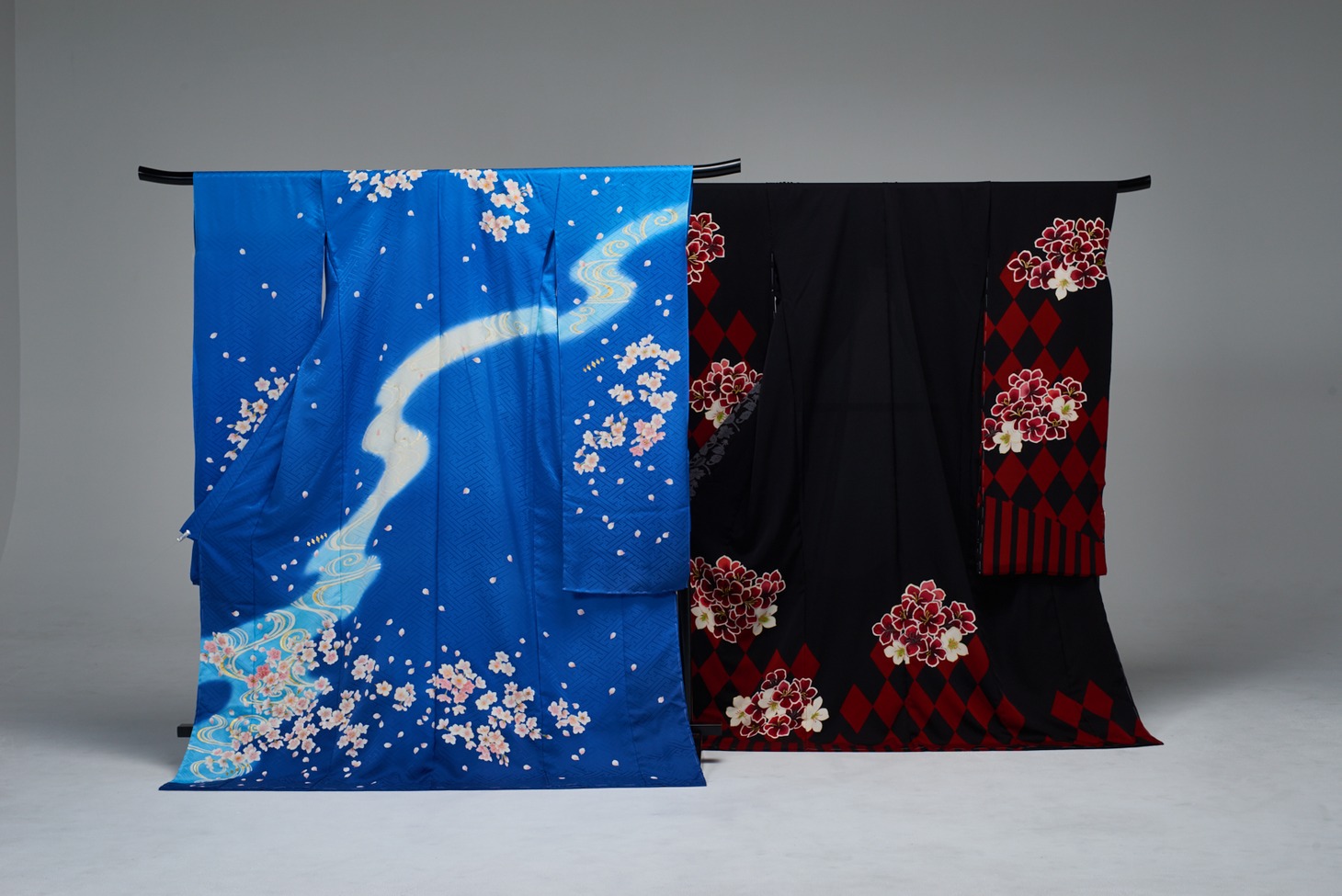 「刀剣乱舞-ONLINE-」とSuperGroupiesがコラボレートした京友禅着物。左が三日月宗近モデル、右が加州清光モデル。
