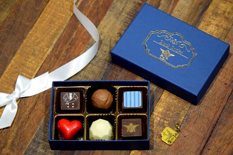 劇場版 黒執事 セバス シエル衣装モチーフのチョコ 数量限定で発売 コミックナタリー 劇場版 黒執事 セバス シエル衣装モチーフのチョコ 数量限定で発売 コミックナタリー