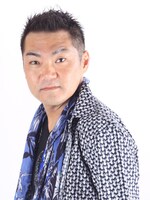 オールマイト役の三宅健太。