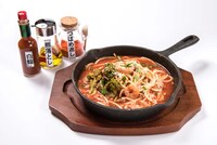 「不二の“本気になれる？”3つの辛さが選べる トリプルカウンターパスタ」