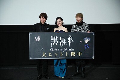 左から小野大輔、坂本真綾、諏訪部順一。