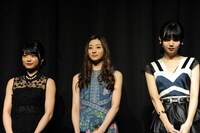 左から加弥乃、足立梨花、江野沢愛美。