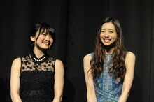 左から加弥乃、足立梨花。