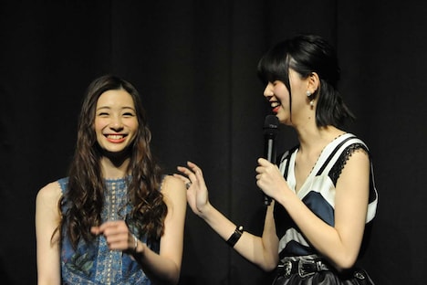 左から足立梨花、江野沢愛美。