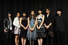 映画「傷だらけの悪魔」の完成披露試写会の様子。左からLily's BlowのNANA、岡田結実、加弥乃、足立梨花、江野沢愛美、藤田富、監督の山岸聖太。
