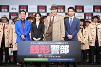 ドラマ「連続ドラマW 銭形警部 漆黒の犯罪ファイル」舞台挨拶の様子。左から栗田貫一、前田敦子、鈴木亮平、三浦貴大。