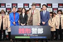 ドラマ「連続ドラマW 銭形警部 漆黒の犯罪ファイル」舞台挨拶の様子。左から栗田貫一、前田敦子、鈴木亮平、三浦貴大。