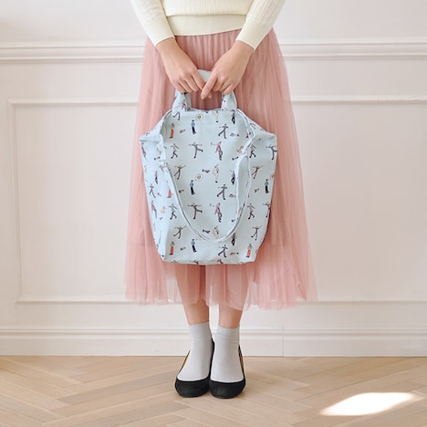 ￼キャンバスショルダートートの使用イメージ。