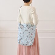 ￼キャンバスショルダートートの使用イメージ。