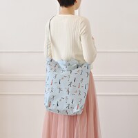 ￼キャンバスショルダートートの使用イメージ。