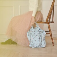 ￼キャンバスショルダートートの使用イメージ。