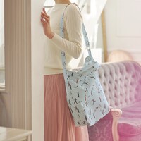 ￼キャンバスショルダートートの使用イメージ。