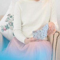 「￼BOOK iPhoneケース」の使用イメージ。