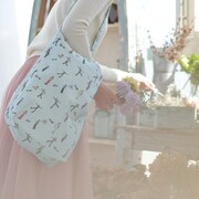 ￼キャンバスショルダートートの使用イメージ。