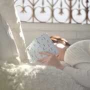 「￼BOOK iPhoneケース」の使用イメージ。