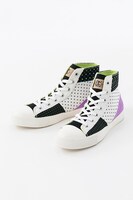 THRIVEモデルのハイカットスニーカー。