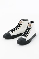 キタコレモデルのハイカットスニーカー。